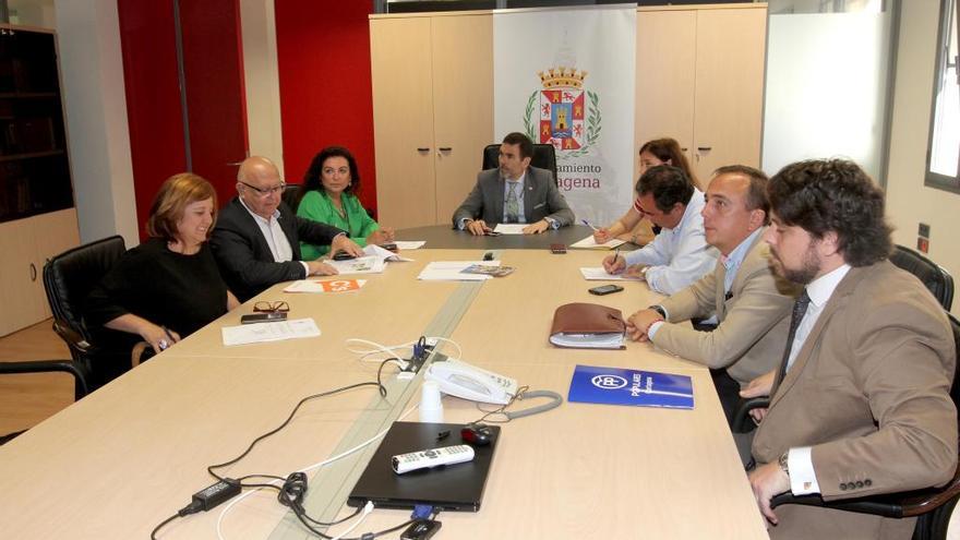 Primera reunión de la comisión de investigación sobre la compra del hotel Peninsular.