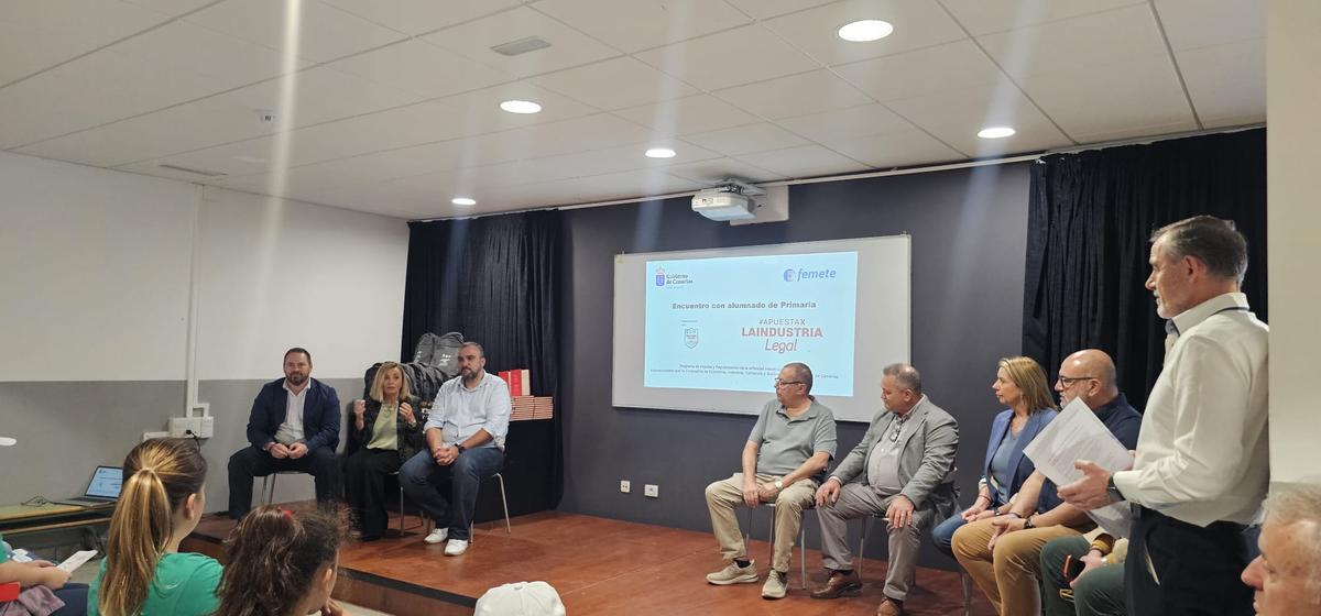 Ana Zurita, concejal de La Laguna y dirigentes empresariales coon alumnado de Primaria