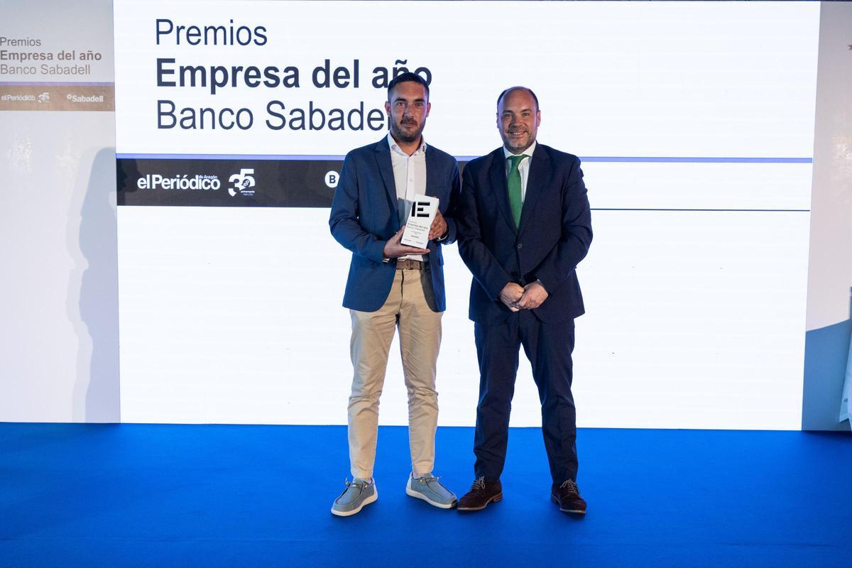 Alejandro García Ascaso ha recibido el Premio Empresa Familiar de manos de Javier González, director comercial y marketing del área universitaria de ESIC Aragón. Jaime Galindo / Pablo Ibáñez