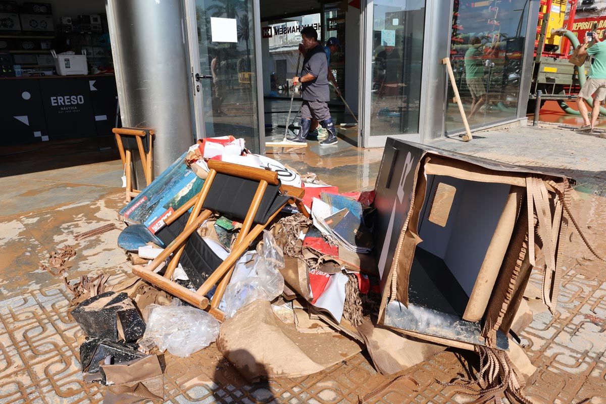 Todas las imágenes de los trabajos de limpieza en los locales de Ibiza inundados por el temporal
