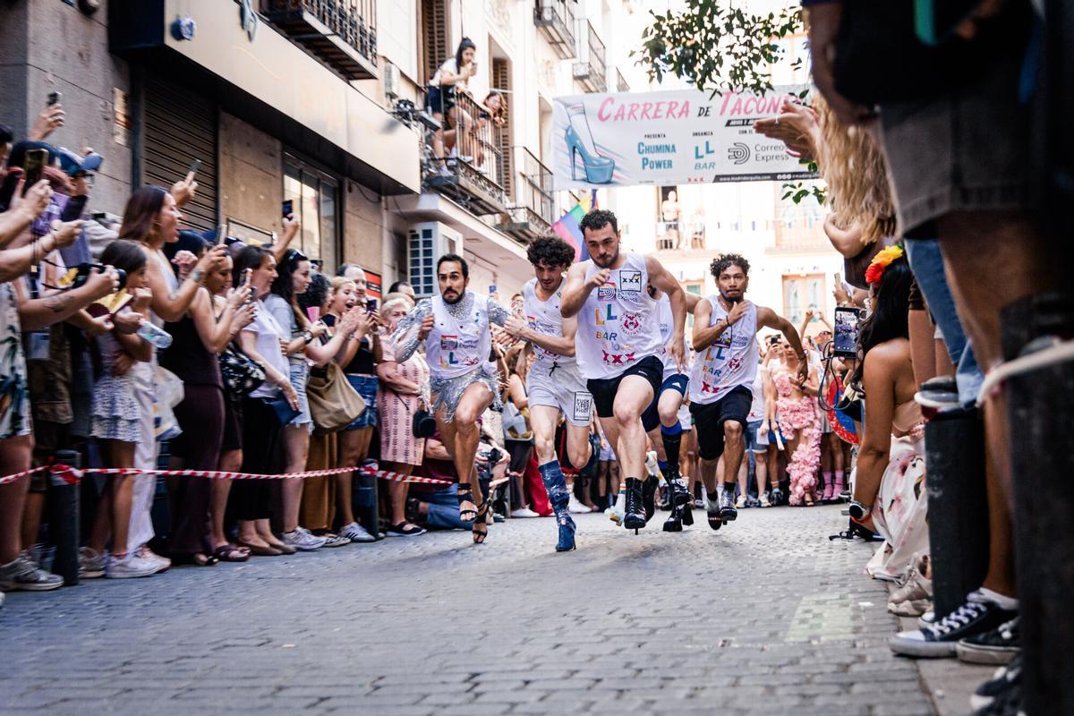 Varias personas corren durante la celebración de la 27ª edición de la Carrera de Tacones, en la calle Pelayo, a 2 de julio de 2026, en Madrid (España). Las Fiestas del Orgullo LGTBIQ+ de Madrid 2026 acogen la tradicional Carrera de Tacones, presentada por la artista Chumina Power. Se trata de una prueba deportivo-festiva que consiste en acabar el recorrido sobre plataformas de hasta 15 centímetros de altura. 02 JULIO 2026 Carlos Luján / Europa Press 02/07/2026. Carlos Luján;