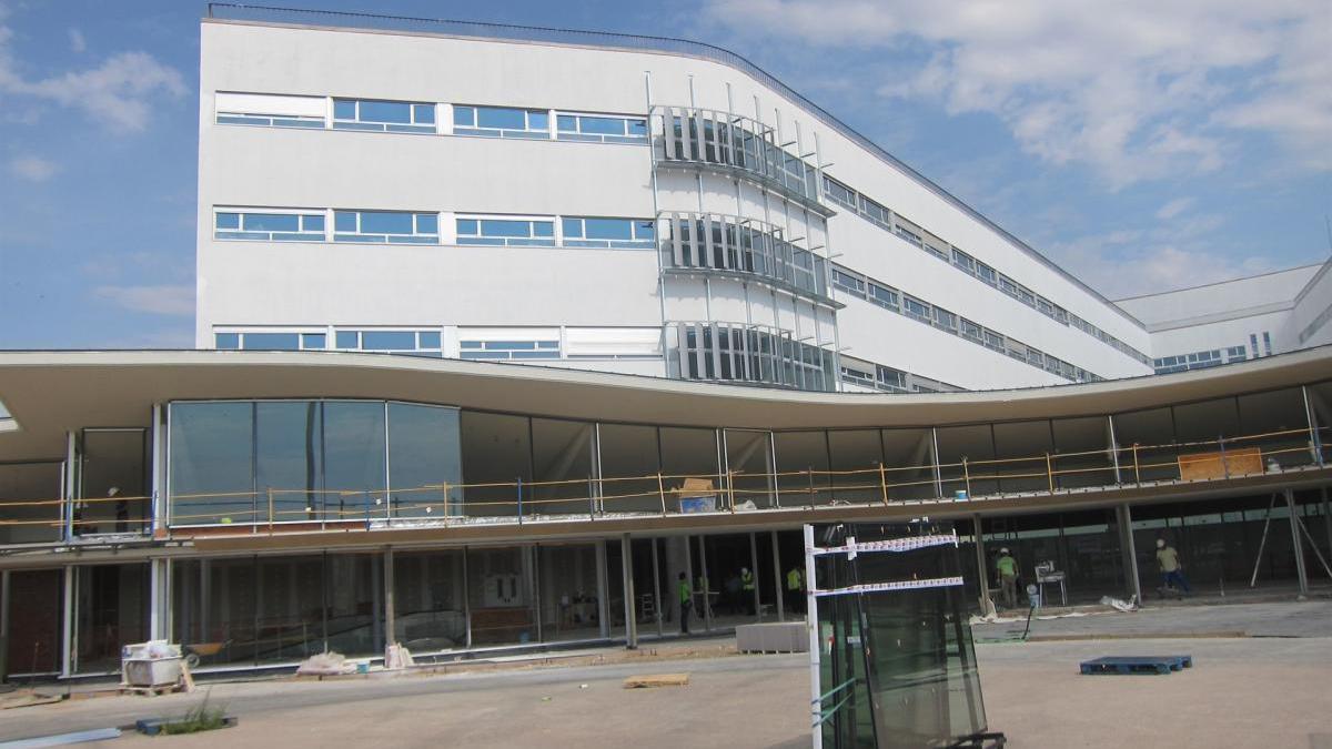 El Ayuntamiento de Cáceres y la Junta estudiarán el servicio de bus al nuevo hospital