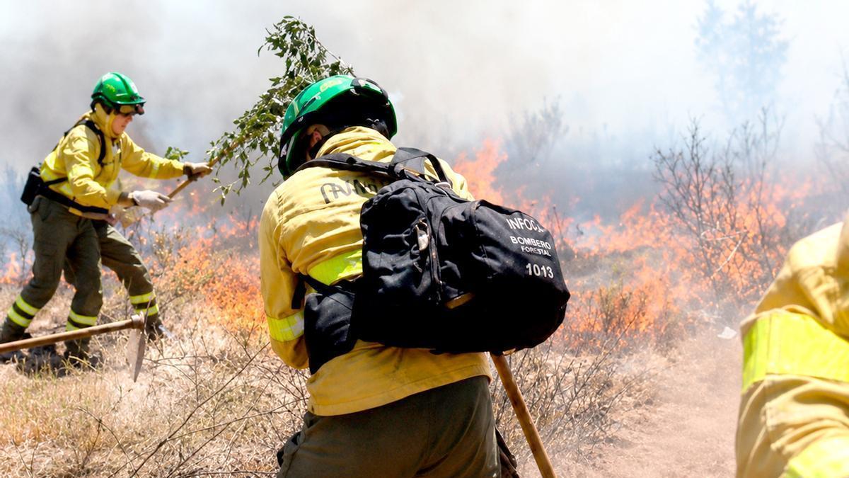 Bomberos trabajando en el incendio de Alosno, Huelva.