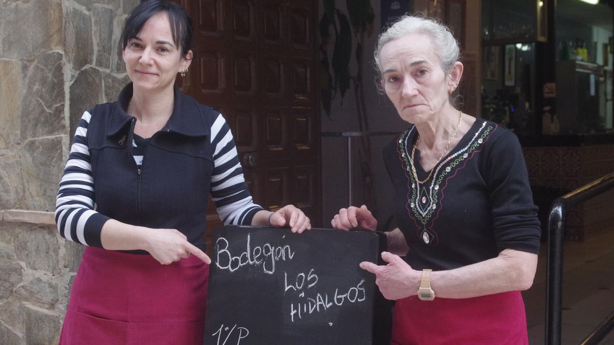 Juana María con su madre en la puerta del Bodegón Los Hidalgos.