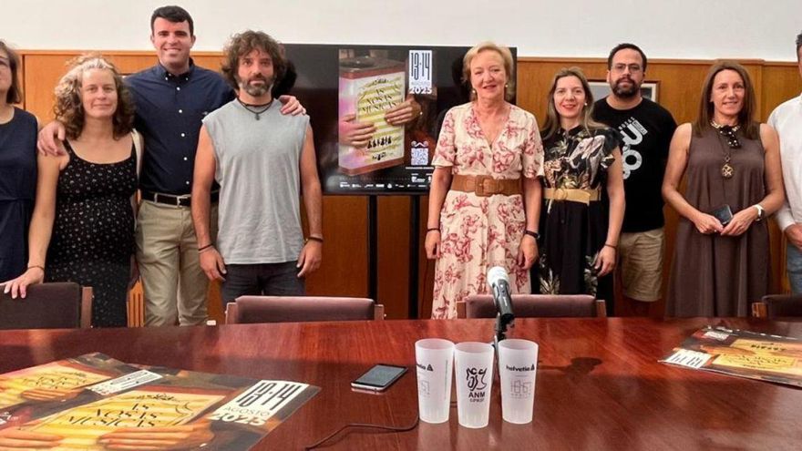 Membros da organización presentan o cartel na casa consistorial xunto a Gonzalo Louzao e Lucía Seoane.