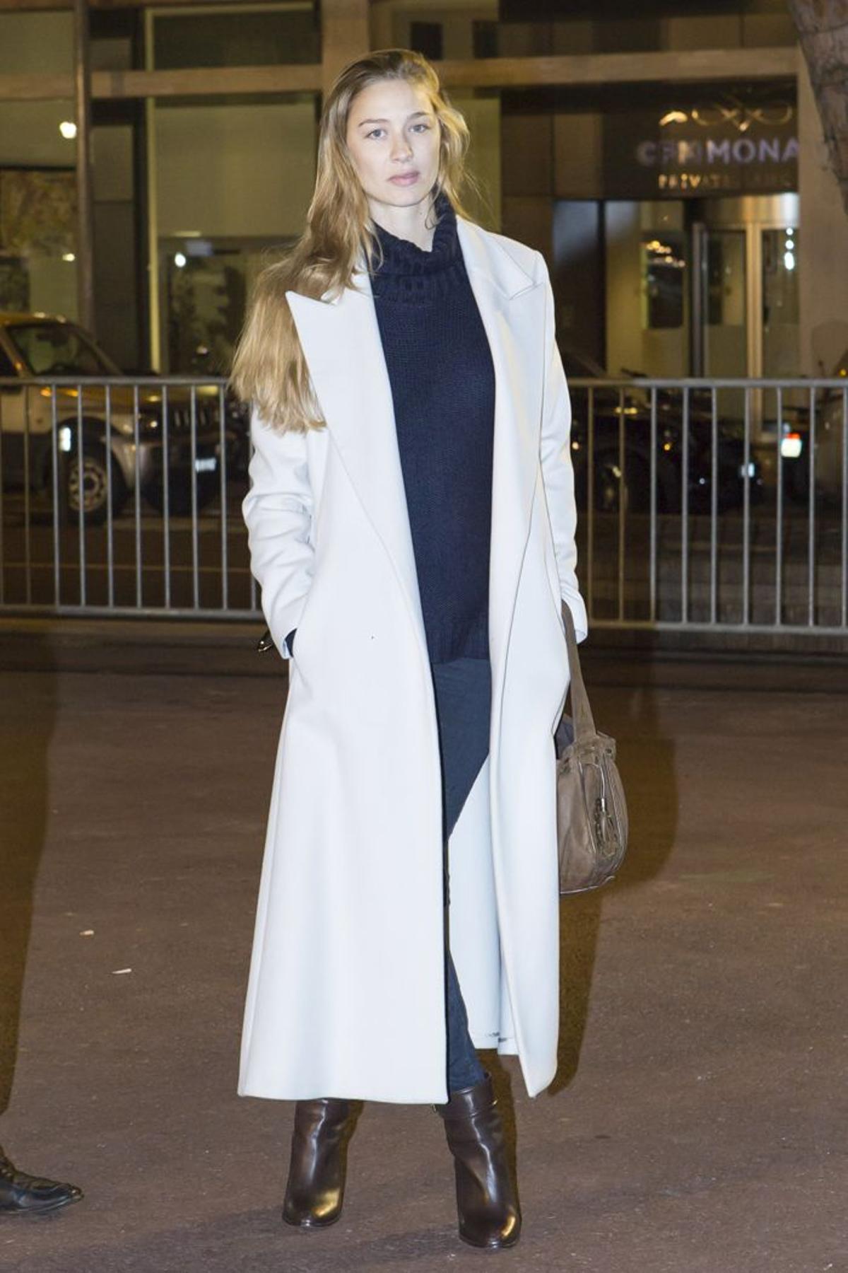 Beatrice Borromeo en street style con abrigo oversize