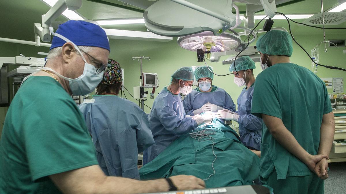 Un equipo quirúrgico, durante una intervención en un hospital de la provincia