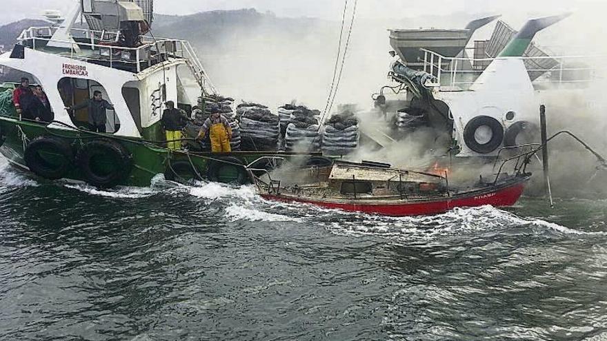 Arde un velero frente a Domaio y sus tres tripulantes se salvan al saltar a una batea