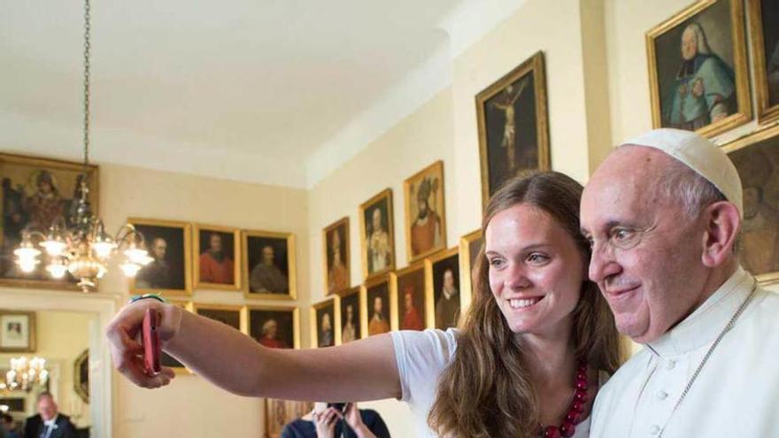 El Papa, con una joven en el almuerzo en el monasterio de Cracovia.