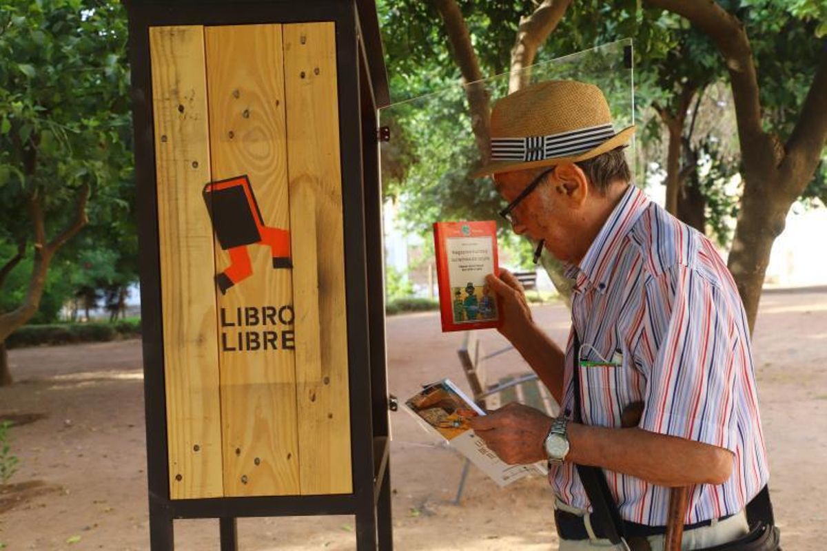 Jardines de Orive 8 Un hombre deja libros en los estantes.