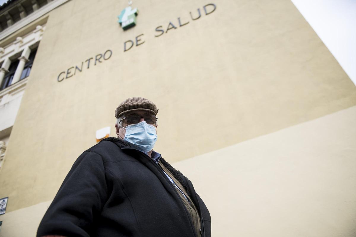 Lucas Salas a las puertas del centro de salud Plaza de Argel de Cáceres, esta mañana.