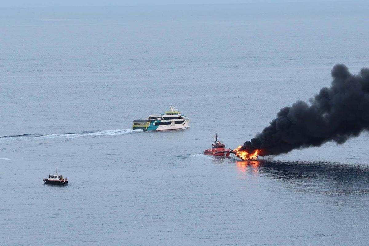 Incendio de una lancha cerca de s'Illa Negra en Ibiza