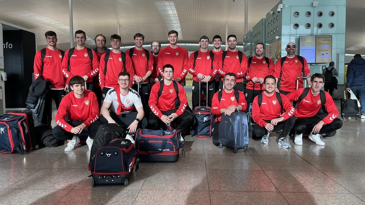 L'expedició de l'Igualada Rigat a l'aeroport, abans de sortir cap a Braga