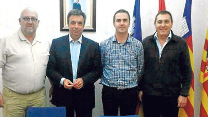 Martorell (futuro alcalde), Vidal, Crespí y Salom, ayer tras el pleno de Santa Eugènia.