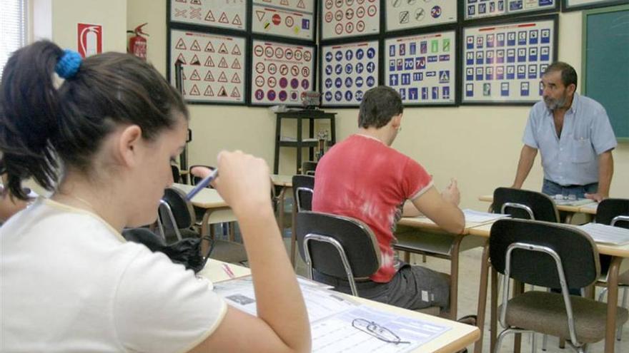 Las matriculaciones bajan un 20% en las autoescuelas este verano en Mérida