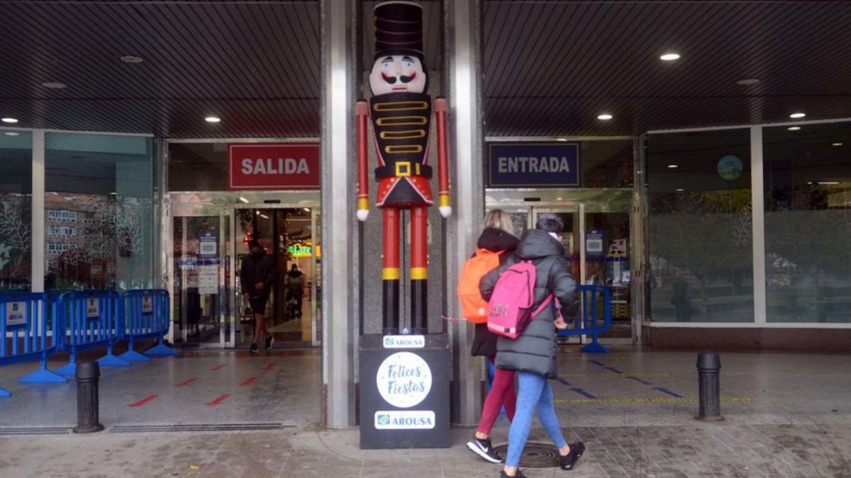 La entrada al centro comercial, ayer.