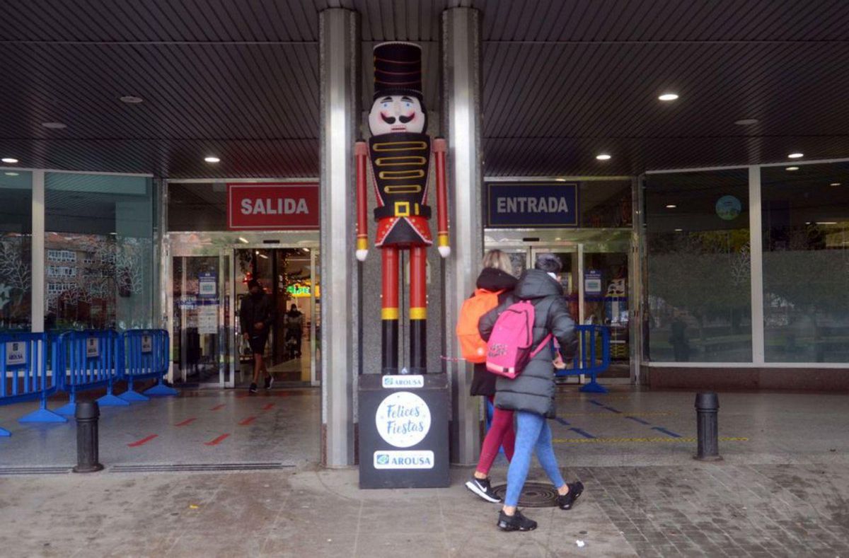 El Cascanueces inunda con decoración artesanal el Centro Comercial Arousa