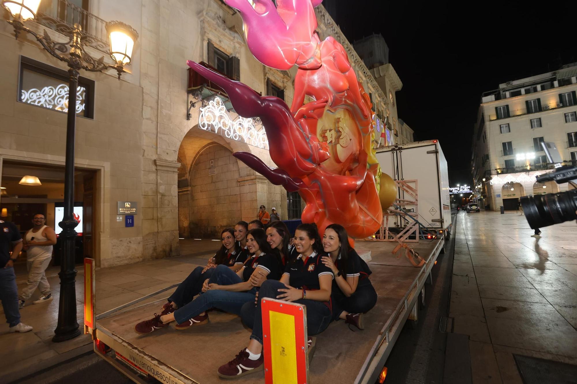 Las primeras piezas de la Hoguera Oficial 2025 llegan a la plaza del Ayuntamiento