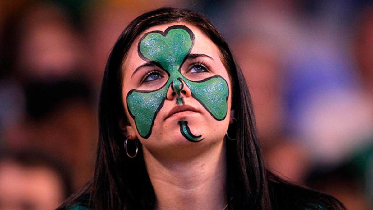Una fanàtica de l’equip de bàsquet Boston Celtics observa el partit entre els seus jugadors i els d’Orlando Magic.