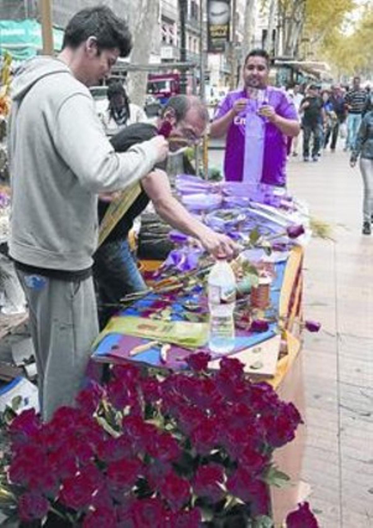 Les primeres parades de roses prenen posicions a la Rambla. Les primeres parades de roses prenen posicions a la Rambla.