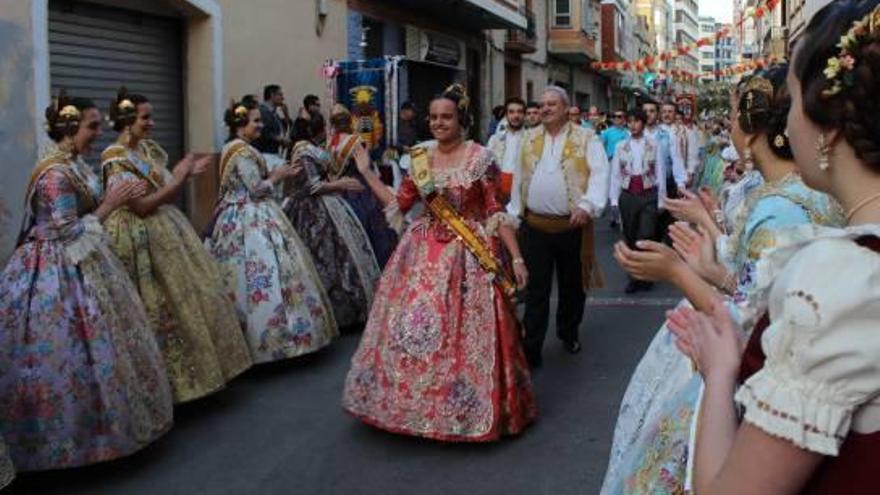 La fallera mayor de Pensat i Fet, en la visita mutua de ayer.