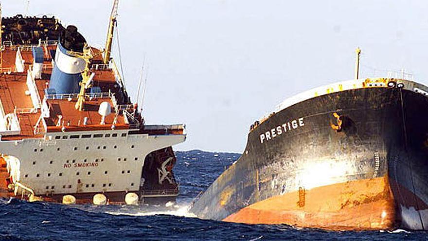 El ´Prestige´ en el momento de su hundimiento, en noviembre de 2002, frente a las costas gallegas.