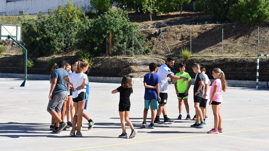 Suso Gallardo durante el primer entrenamiento de la Escuela de Balonmano