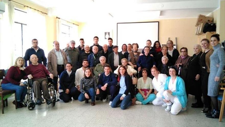 Los mayores participan en un programa de radio