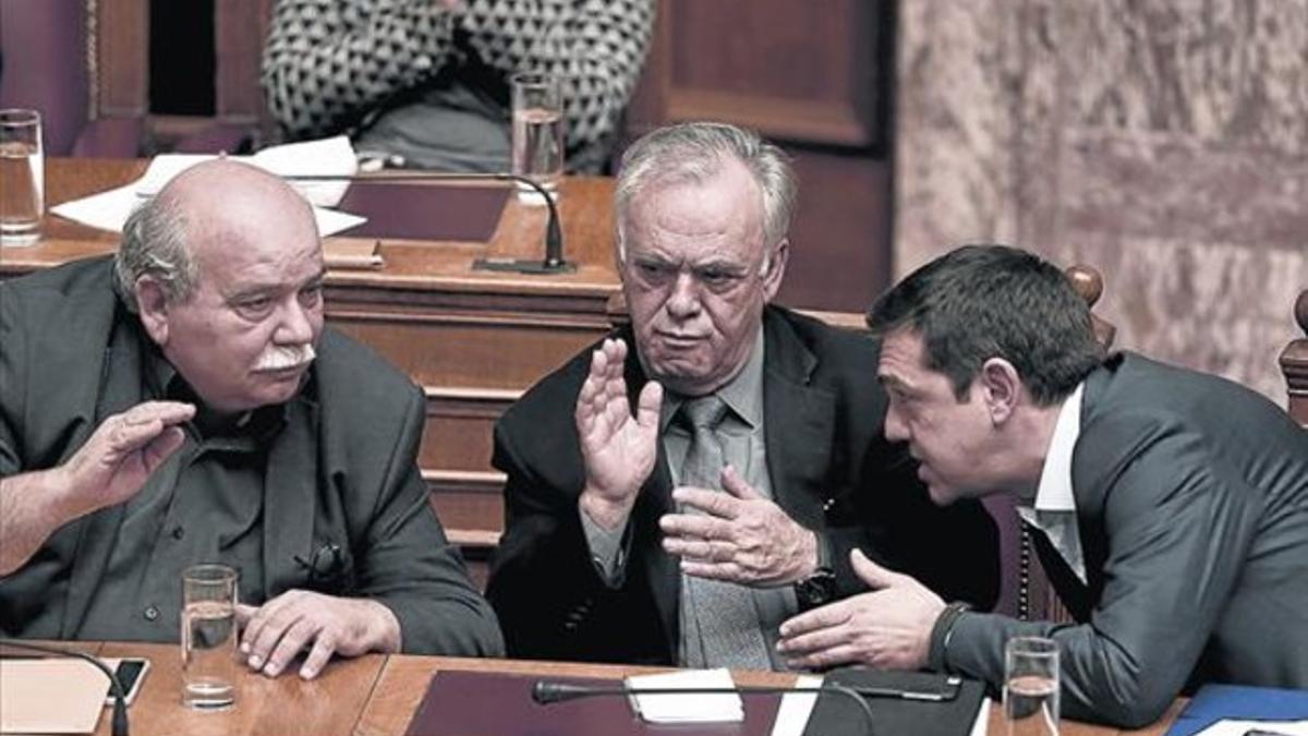 Tsipras (derecha) habla con Dragasakis y Voutsis, viceprimer ministro y titular de Interior, respectivamente.