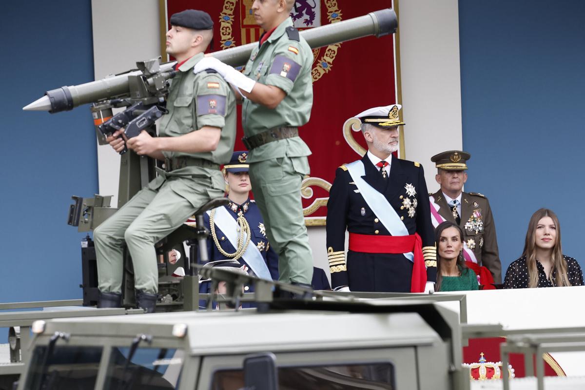 MADRID, 12/10/2025.- El rey Felipe (c) y la princesa Leonor (i), la reina Letizia (2d) y la infanta Sofía (d) durante el desfile de las Fuerzas Armadas con motivo de la Fiesta Nacional este domingo en Madrid. EFE/Chema Moya