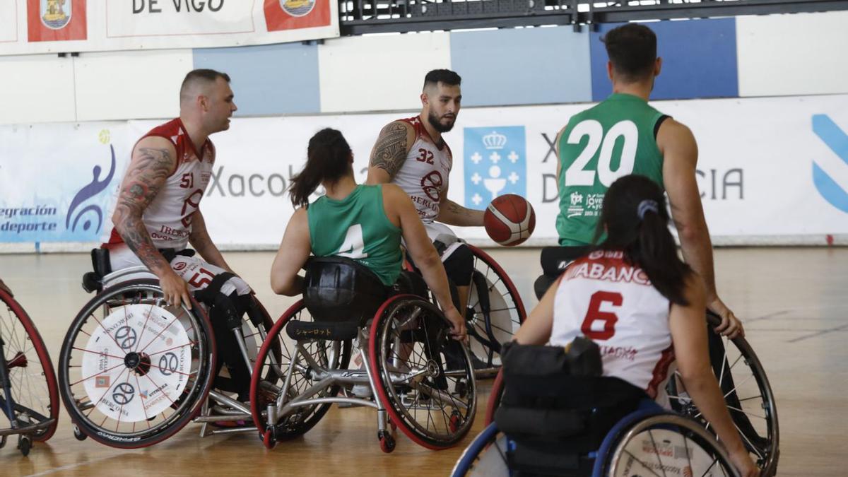 Fabián Romo maneja el balón, con Alejos a su lado. |  // R. GROBAS