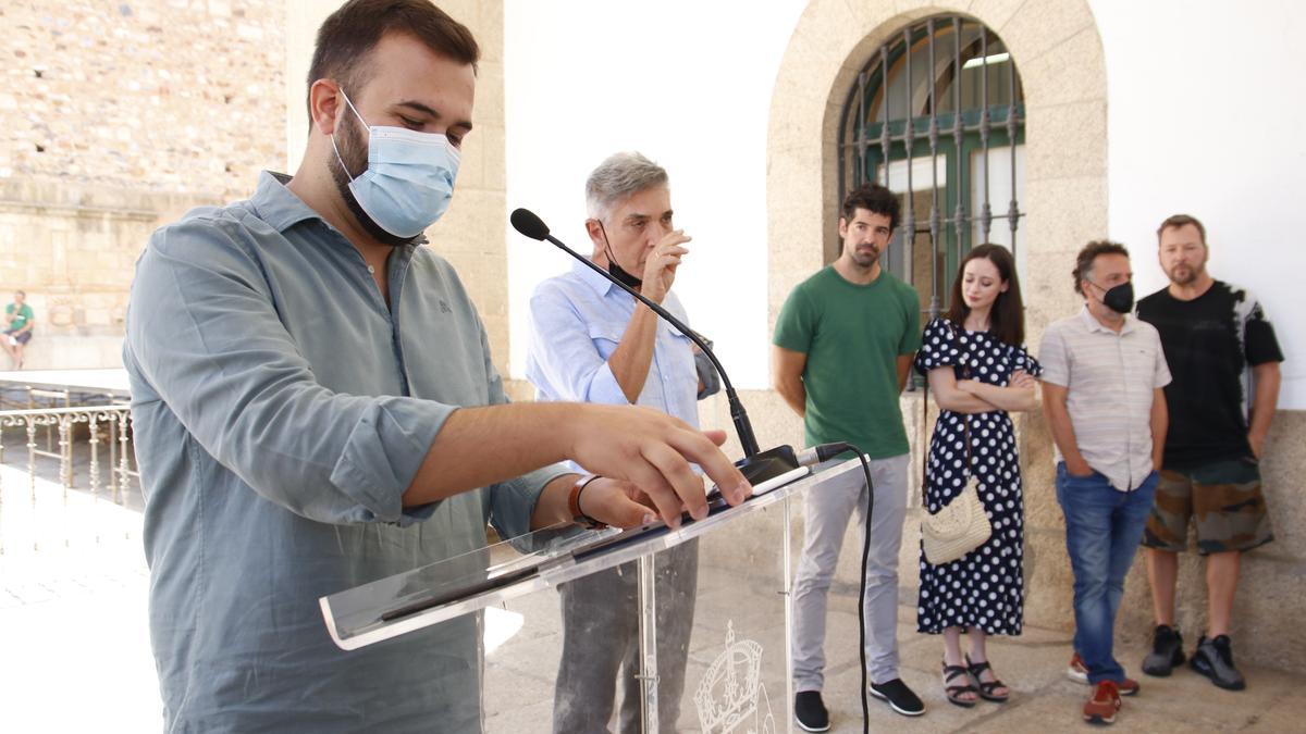 El alcalde junto al elenco técnico y artístico de la serie.