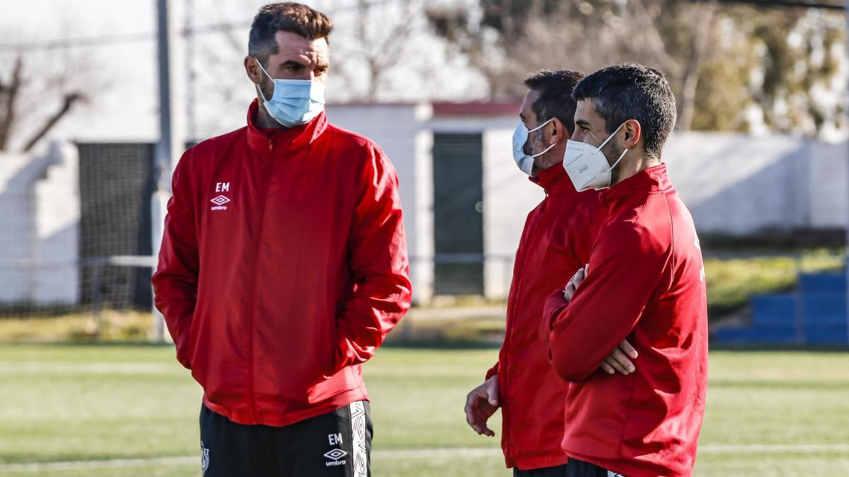 Elías Molina, Julio Cobos y Alberto Muñoz, durante un entrenamiento del Cacereño en Pinilla.