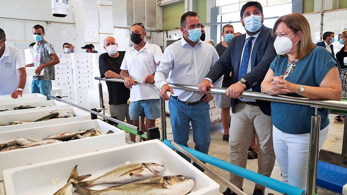 El presidente López Miras, junto a la alcaldesa de San Pedro, Visitación Martínez, y el presidente de los pescadores de San Pedro. | CARM