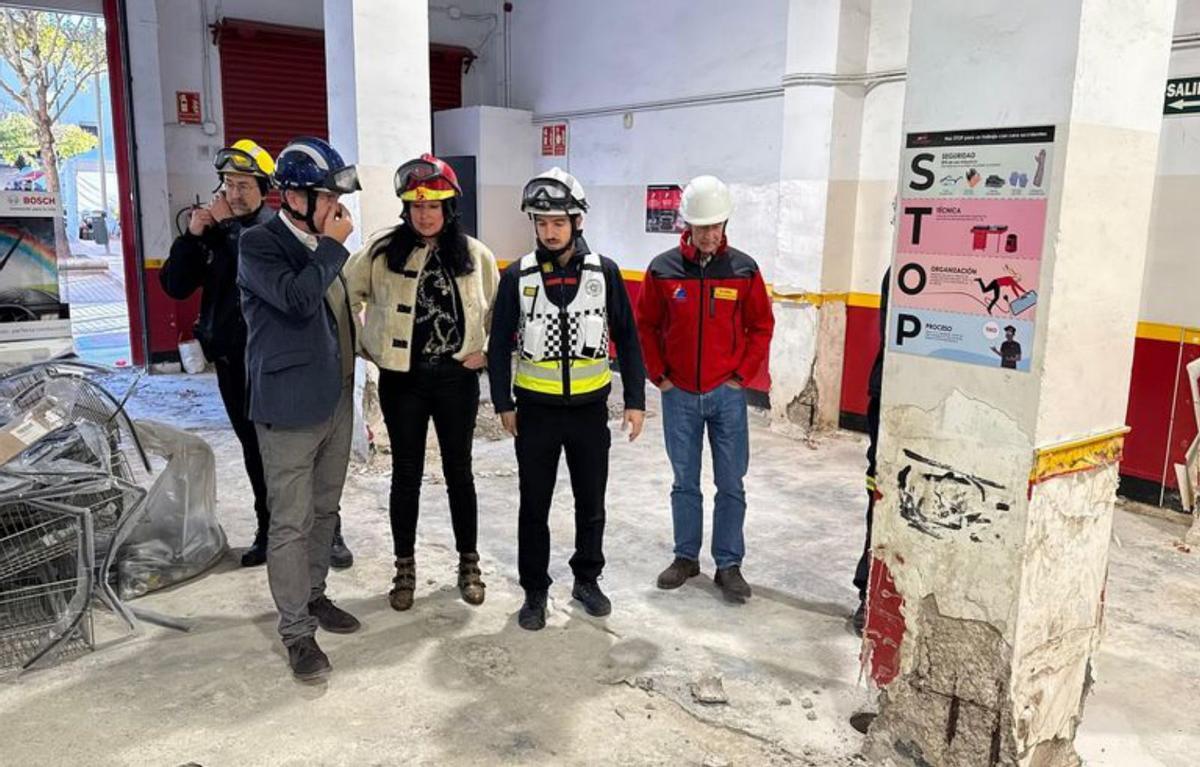 La alcaldesa Orduna inspecciona el local en obras.