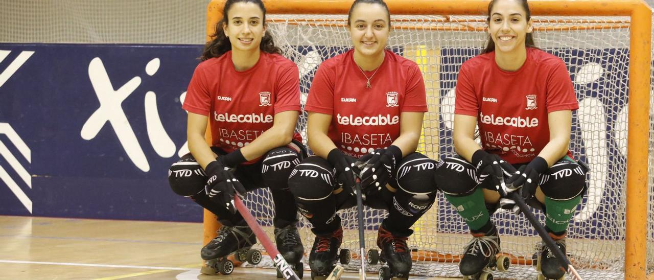 Sara Lolo, Sara Roces y Marta Piquero posan juntas antes de incorporarse a la selección española para disputar el Mundial. | Ángel González