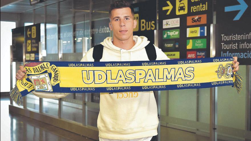 Christian Rivera posa con una bufanda de la Unión Deportiva Las Palmas a su llegada al Aeropuerto de Gando en el verano de 2018.