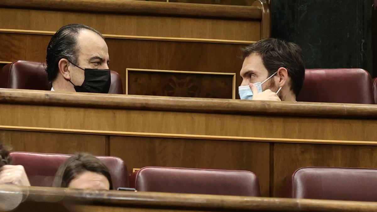 El diputado del Grupo Mixto, Carlos García Adanero (i), y el diputado de UPN por Navarra en el Congreso de los Diputados, Sergio Sayas, conversan en una sesión plenaria en el Congreso de los Diputados.