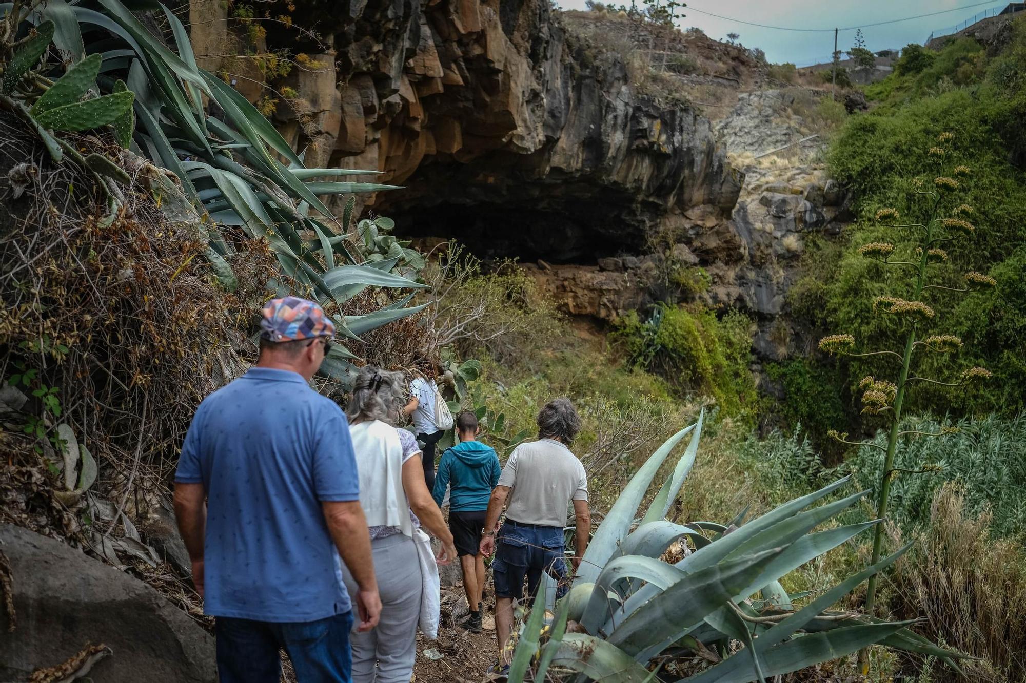 Excavación arqueológica en la Cueva de los Cabezazos, en Tegueste