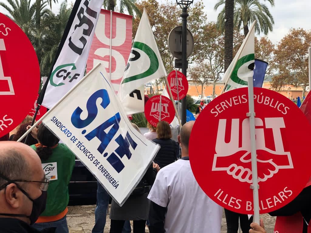 Manifestación frente al Consolat de Mar contra los recortes de sueldos a los funcionarios