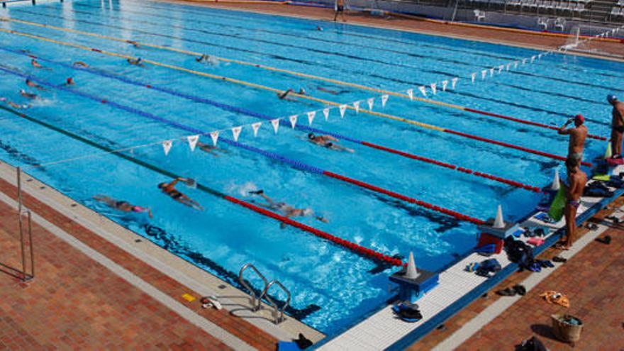 Image en la que se ve que solo se emplean la mitad de las calles de la piscina exterior.