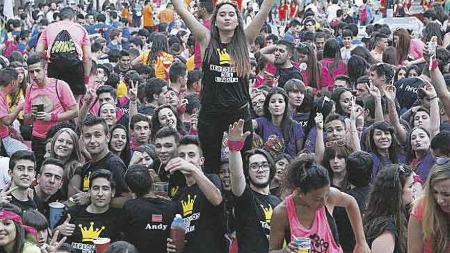 Camisetas y carros calientan el ambiente