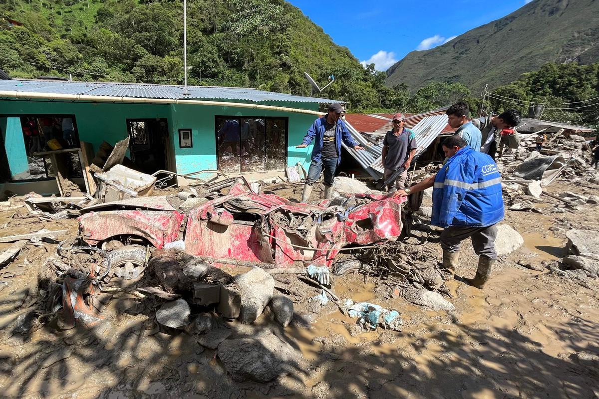 Equipos de rescate trabajan buscan desaparecidos tras una avalancha en Quetame, Colombia