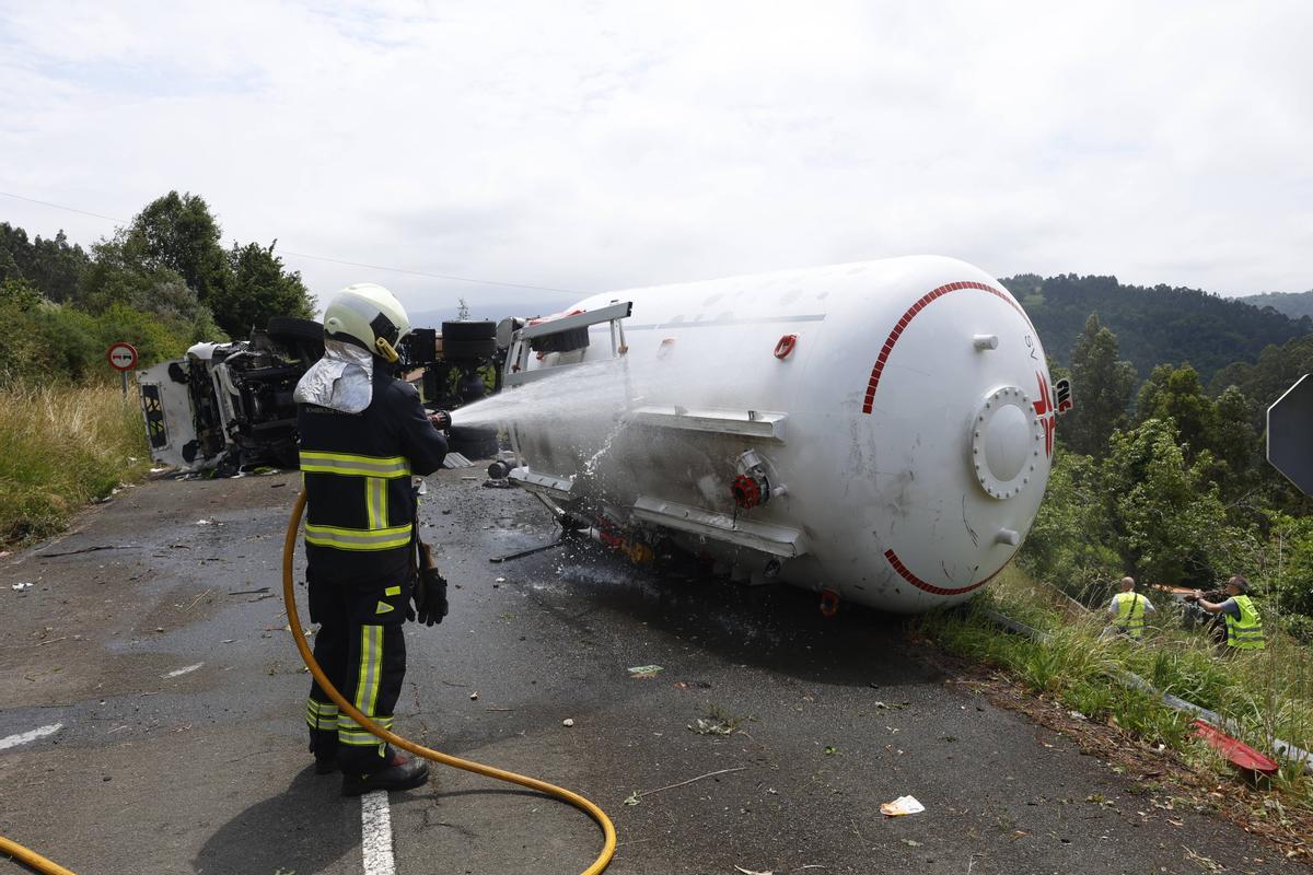 EN IMÁGENES: El espectacular accidente de un camión cisterna con gas en la Autovía del Cantábrico, a la altura de Colunga