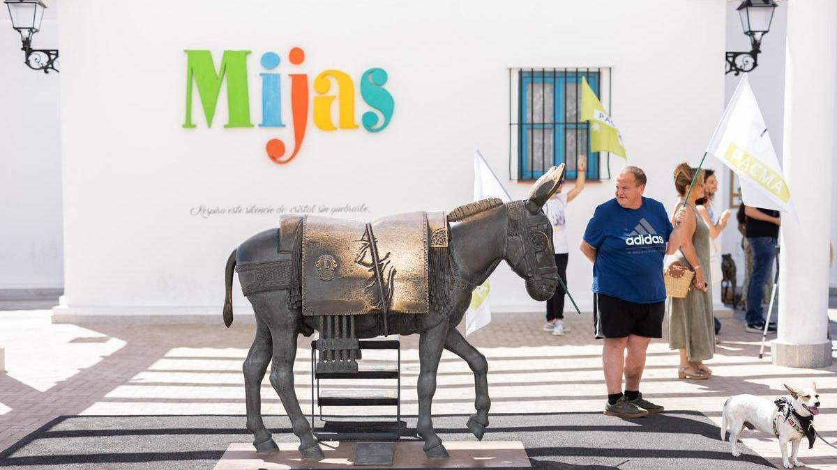 Nueva protesta para exigir el fin de los burros-taxi en Mijas (Málaga) por maltrato animal