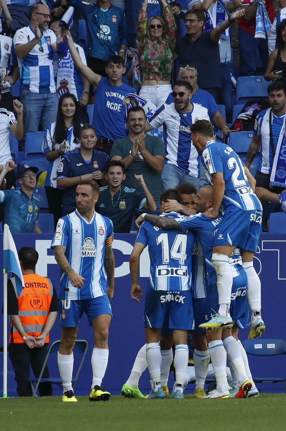 CORNELLÁ DE LLOBREGAT (BARCELONA), 02/10/2022.- Los jugadores del RCD Espanyol celebran su gol contra el Valencia, durante el partido de la jornada 7 de LaLiga, este domingo en RCDE Stadium de Cornellá de Llobregat. EFE/ Marta Pérez