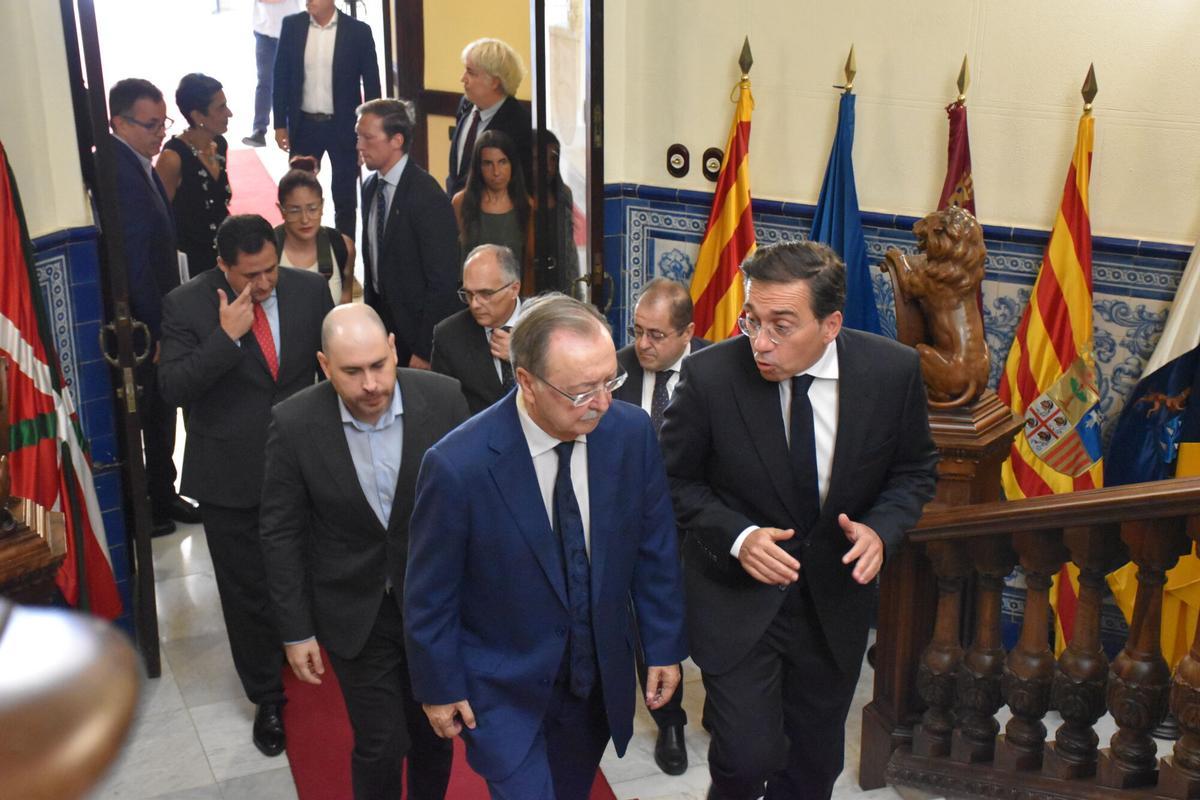 El ministro de Asuntos Exteriores, José Manuel Albares (izquierda), con el presidente de Ceuta, Juan Jesús Vivas, esta semana.