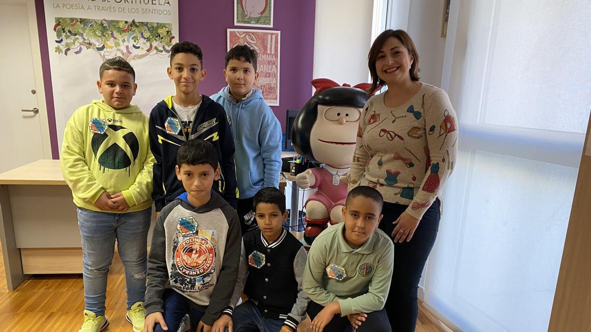 Alumnos de 5º y 6º de Primaria presentan el proyecto a la concejala de Educación