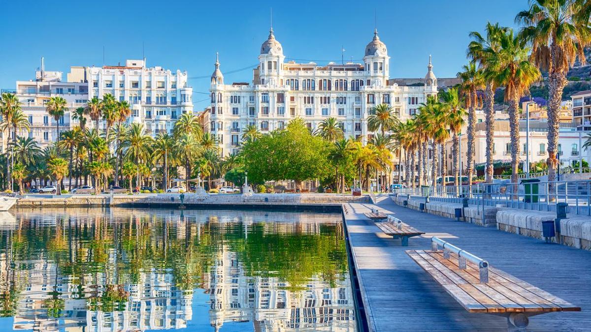 El paseo marítimo de Alicante compuesto por más de 6 millones de teselas de mármol