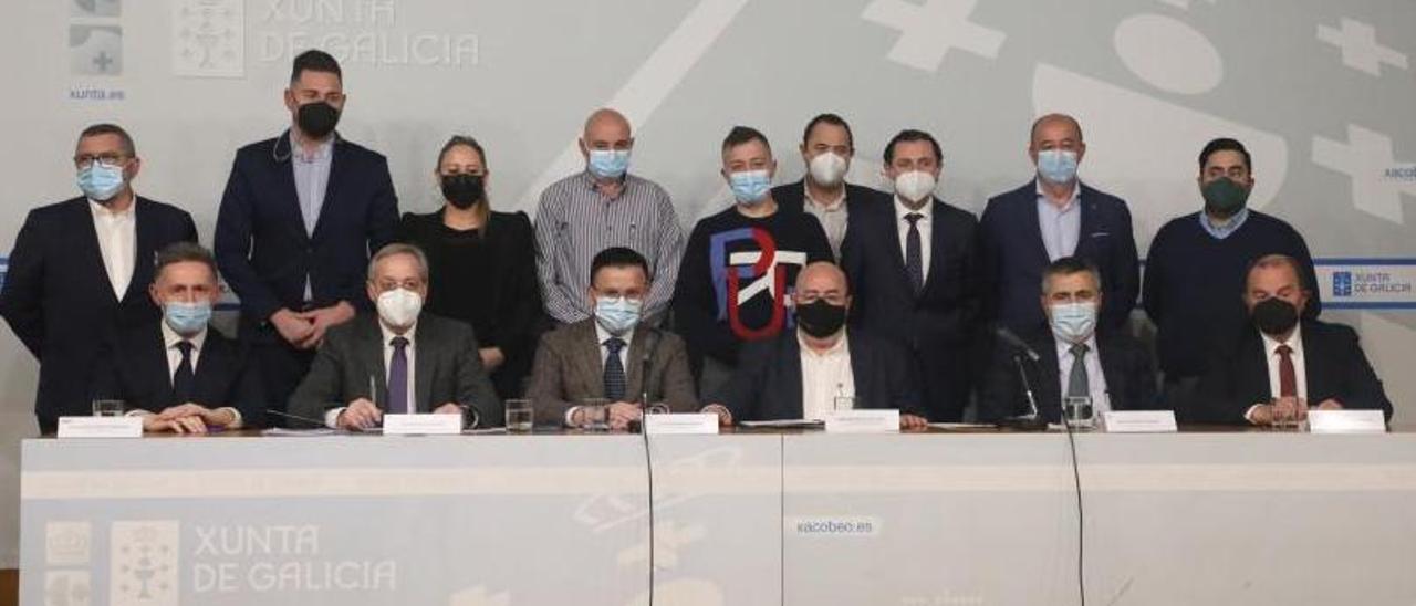 González (sentado y tercero por la izquierda) y los firmantes del acuerdo, ayer en Santiago. |   // X. ÁLVAREZ